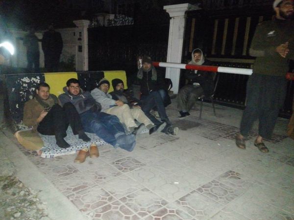 الأمن الباكستاني يعتقل مجموعة من الطلاب المعتصمين في السفارة اليمنية بموجب توجيهات السفير (صور + فيديو)
