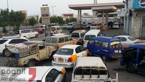 الوقود يعود لمحطات عدن والمواطنون يطالبون بوضع حد لانعدامها المستمر (تقرير ميداني)