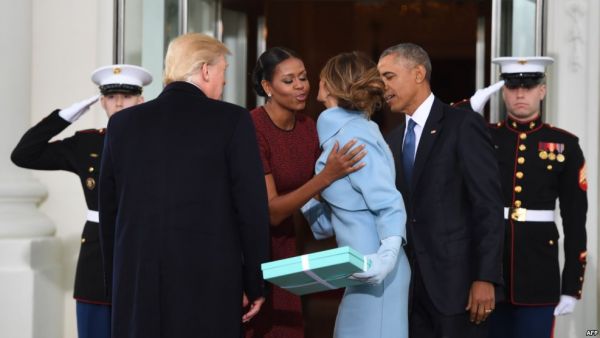 ماذا أهدت ميلانيا لميشيل أوباما داخل العلبة الزرقاء؟ (فيديو)