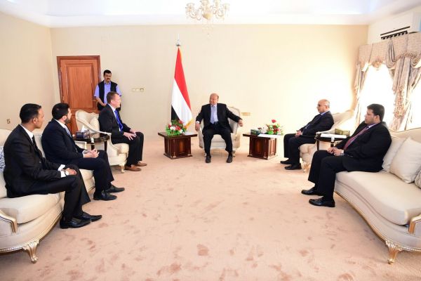 الرئيس هادي يعرب عن تقديره لجهود الصليب الأحمر ويطالب بمزيد من الدعم لليمن