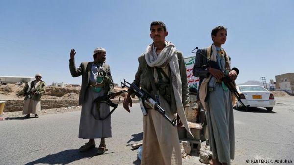 مليشيا الحوثي تقتل مواطن أمام والدته وزوجته وأطفاله في إب