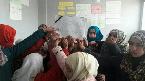 تلميذات سوريات يحتفلن بالدموع بتفوق زميلة قتلها القصف