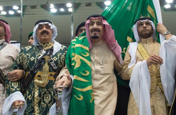 الملك سلمان يؤدي العرضة السعودية في 