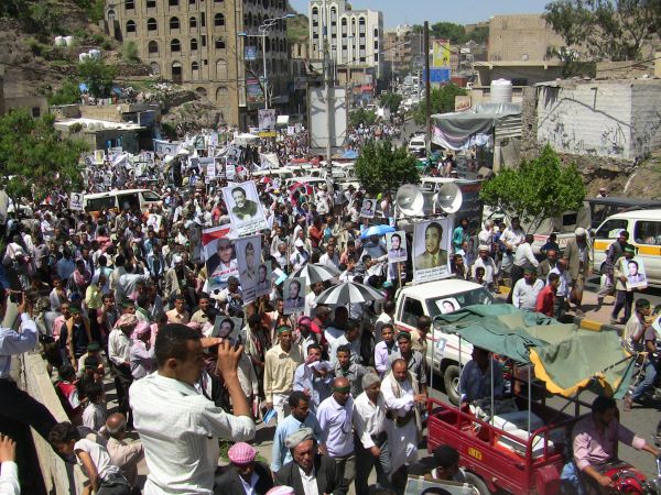 كيف تعاملت جماعة الحوثي مع ثورة فبراير؟ (تحليل)