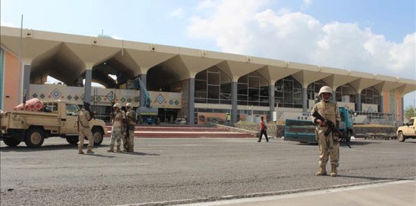 عدن.. انسحاب قوات الحماية الرئاسية من محيط المطار ونقل العميري إلى معسكر القوات الإماراتية