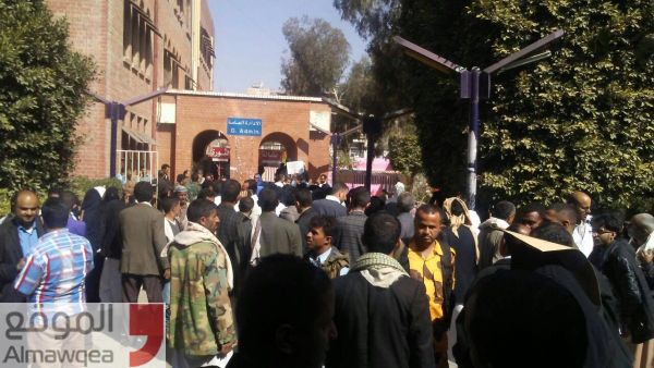 احتجاجات في هيئة مستشفى الثورة بصنعاء والمنصور يستعين بمسلحين حوثيين ونساء لفض الاعتصامات (فيديو)
