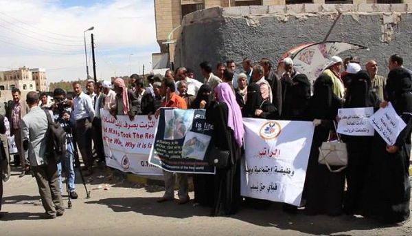 صنعاء..احتجاجات لموظفي الدولة تطالب الأمم المتحدة بالتدخل للإشراف على صرف مرتباتهم (صور)