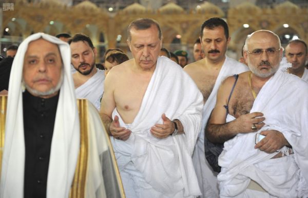 أردوغان يؤدي مناسك العمرة في ختام جولته  (صور)