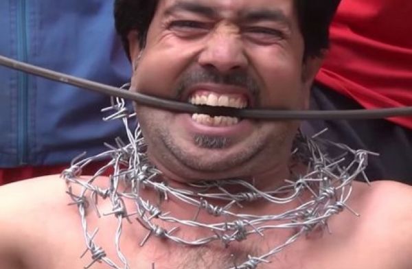 باكستاني يثني القضبان بأسنانه (فيديو)