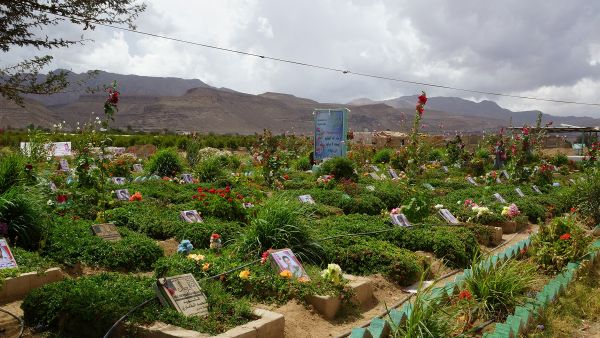 تزيين المقابر والاحتفاء بالقتيل.. ثقافة حوثية مستوردة تستهدف طمس الهوية اليمنية (تقرير)