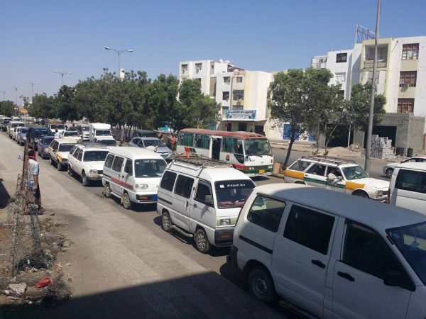 المشتقات النفطية في عدن.. الأزمة مستمرة (تقرير +صور)
