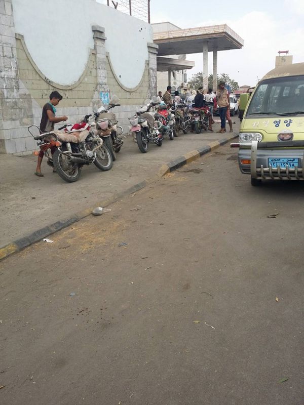 المشتقات النفطية في عدن.. الأزمة مستمرة (تقرير +صور)