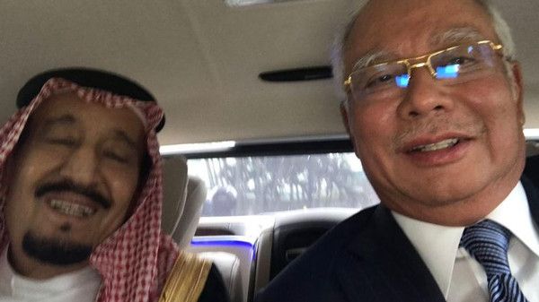 سيلفي للملك سلمان مع رئيس وزراء ماليزيا