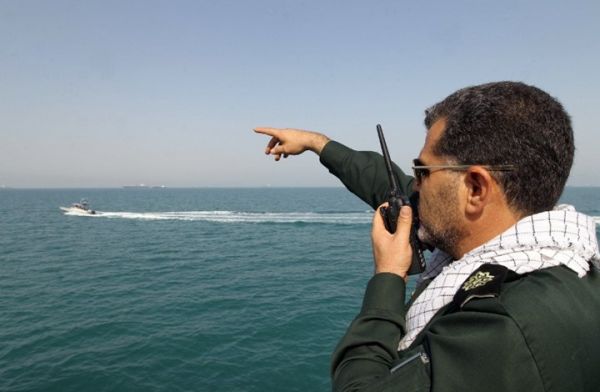 إيران تحتجز زورقين إماراتيين على متنهما 9 أشخاص