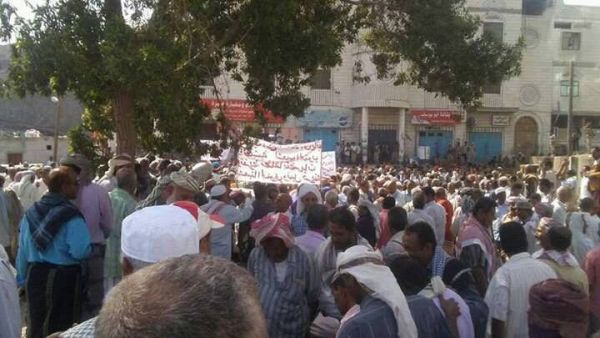عدن.. مئات العسكريين يتظاهرون أمام بوابة معاشيق للمطالبة بصرف رواتبهم