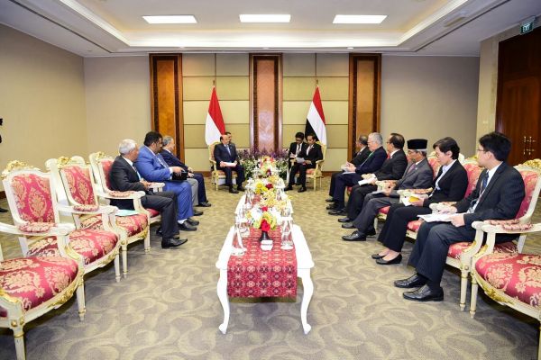 خلال لقائه الرئيس الإندونيسي.. هادي يدعو الشركات النفطية والاستثمارية لاستئناف أنشطتها في اليمن