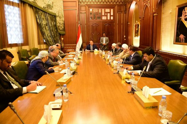 الرئيس هادي يجتمع بمستشاريه لمناقشة المستجدات على الساحة اليمنية