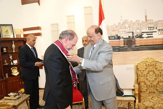 سفير واشنطن السابق يدعو الحكومة الشرعية والتحالف العربي لسرعة السيطرة على ميناء الحديدة
