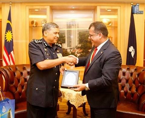 سفير اليمن بكوالالمبور يلتقي المفتش العام للشرطة الماليزية