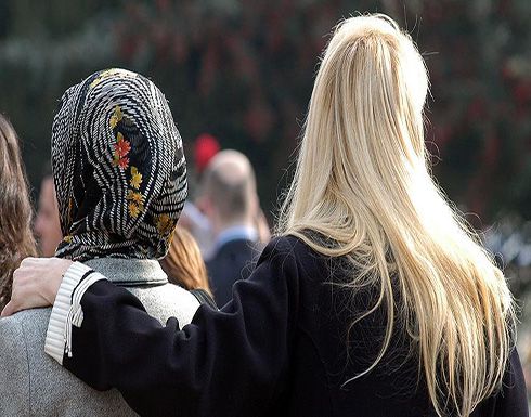 المفوضية الأوروبية: حظر الحجاب بظروف معينة لا يتعارض مع القواعد الأوروبية