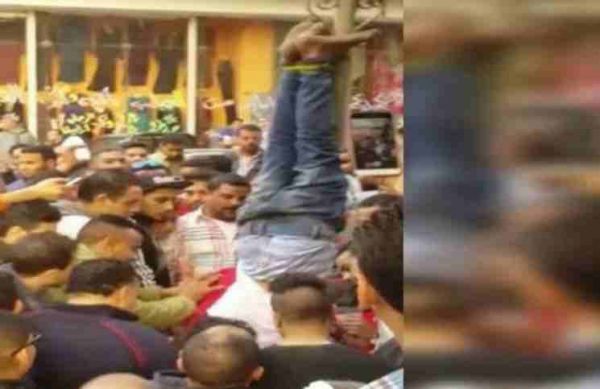 مصريون يعلقون قاتلا في عمود إنارة ويستجوبونه قبل وصول الشرطة