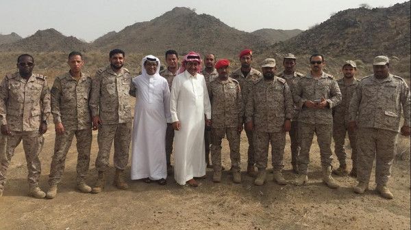 ماذا يفعل الفنان السعودي ناصر القصبي مع جنود سعوديين في الحدود اليمنية؟