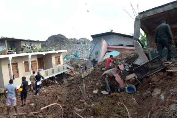 انهيار جبل نفايات على حي عشوائي في سريلانكا يودي بـ 19 شخصا