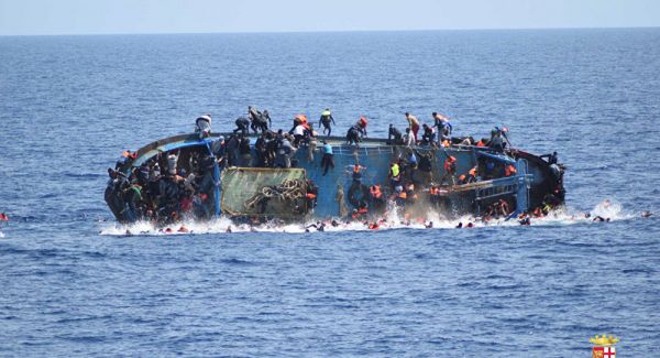 شاهد...غرق 20 مهاجرا على الأقل قبالة ساحل ليبيا (فيديو)