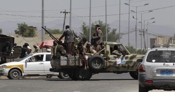 الحوثيون يعدون كشوفات بأسماء قيادات سياسية وإعلامية لاعتقالهم عقب تفعيل قانون الطوارئ