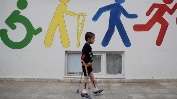 فقد ساقيه بغارة للنظام.. طفل سوري يتوق لكرة القدم من تركيا