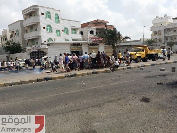 عدن.. احتجاجات متواصلة لعسكريين أمام منزل الميسري للمطالبة بصرف الرواتب (صور)