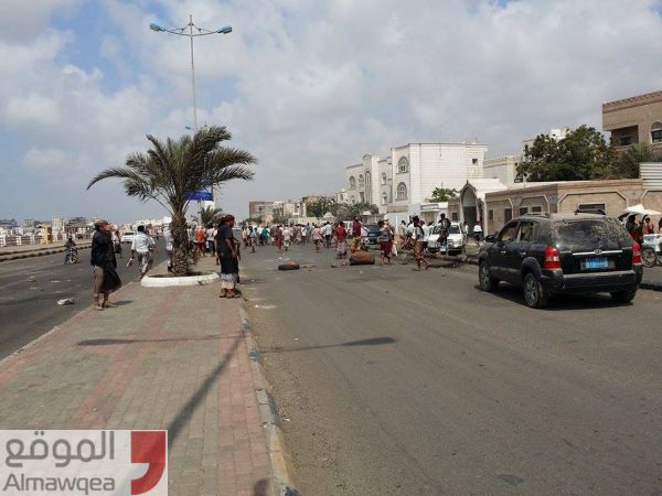عدن.. احتجاجات متواصلة لعسكريين أمام منزل الميسري للمطالبة بصرف الرواتب (صور)
