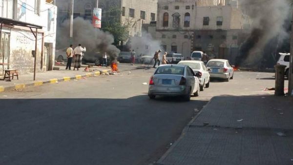 مواطنون غاضبون يقطعون عددا من شوارع عدن احتجاجاً على تردي خدمة الكهرباء