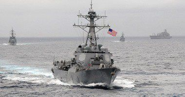 مدمرة أمريكية تنفذ 5 طلقات تحذيرية لسفينة إيرانية في الخليج