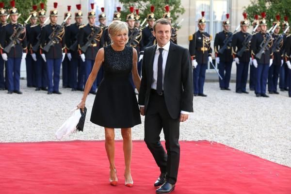 عالِمة نَفس روسية: لهذا السبب تزوّج مرشّح الرئاسة الفرنسية “ماكرون” بامرأة تكبره بـ25 عاماً!