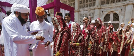 وزير هندي يأمر بتوزّيع 10 آلاف عصا خشبية على نساء حديثات الزواج لضرب أزواجهن