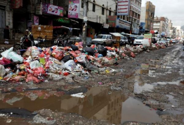 عمال النظافة في صنعاء.. حقوق مصادرة وحرمان مستمر (تقرير)