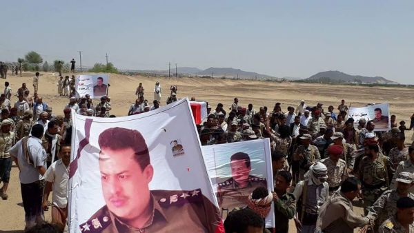 تشييع جثمان قائد شرطة إب بعد 100 يوم من مقتله بمأرب (صور)