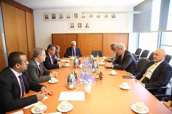 رئيس الوزراء يبحث مع رئيس لجنة السياسة الخارجية في البرلمان الألماني دعم السلام في اليمن