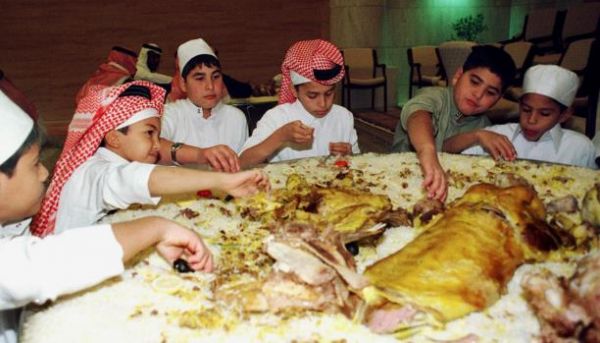 السعودية تسعى إلى تجريم هدر الطعام