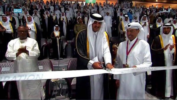 أمير قطر يفتتح أول ملاعب المونديال
