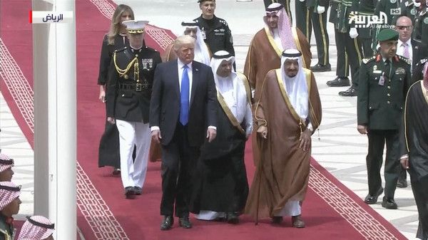 ترامب يصل السعودية لعقد ثلاث قمم والملك سلمان في مقدمة مستقبليه