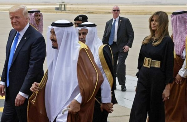 ترامب يؤدي رقصة شعبية سعودية بجانب الملك سلمان (شاهد)