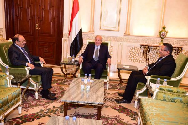 الرئيس هادي يناقش مع نائبه ورئيس الحكومة المستجدات الميدانية والعسكرية