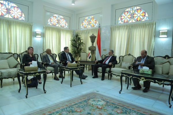 السفير الأمريكي يشدد على ضرورة التنسيق بين الحكومة اليمنية وبلاده في مجال مكافحة الإرهاب