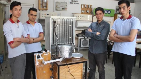 طلاب أتراك يبتكرون آلية للحصول على الماء الساخن من الثلاجة 