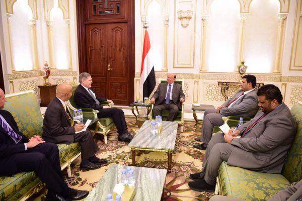 السفير الأمريكي يشيد بموقف الحكومة اليمنية من ميناء الحديدة