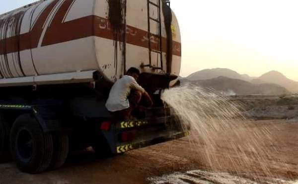 العثور على شاحنة نقل مازوت لكهرباء ساحل حضرموت بداخلها مياه قادمة من مأرب (صور)