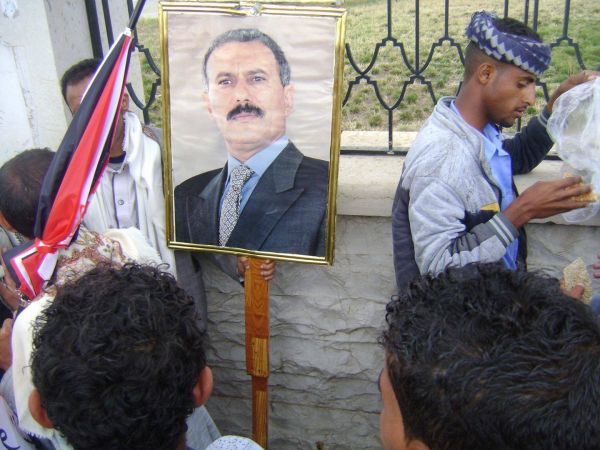 ما هي تداعيات انقسام حزب المؤتمر في اليمن بين الرياض وصنعاء؟ (تحليل خاص)