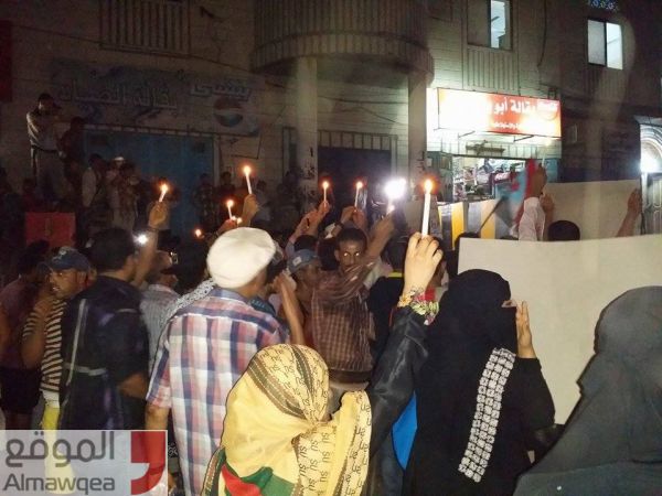 عدن.. مسيرة احتجاجية صوب قصر معاشيق تندد بفشل الحكومة وتطالب بتحسين الكهرباء